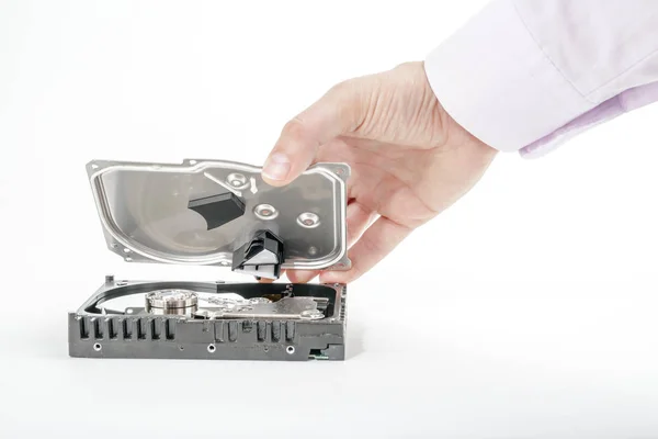 Mano reparador abre la tapa superior del disco duro de 3,5 pulgadas . — Foto de Stock