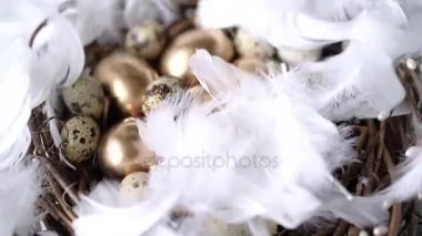 Beyazlara kapalı altın yumurta darbe ile. Ağır çekim