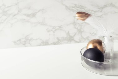 Minimalizm ile altın ve siyah yumurta Paskalya dekorasyon tarzı