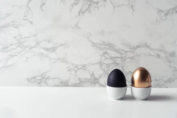 Пасхальные украшения в стиле минимализма с золотыми и черными яйцами — стоковое фото