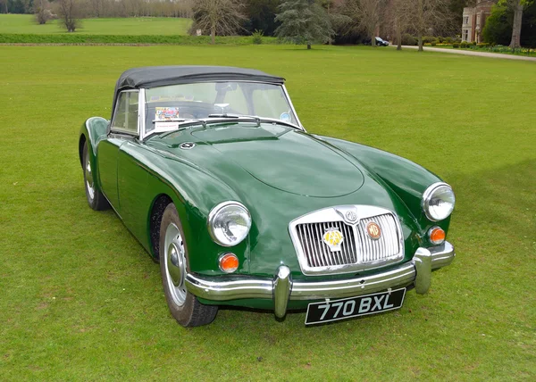 Klassieke groene Mg A Sports motor car. — Stockfoto