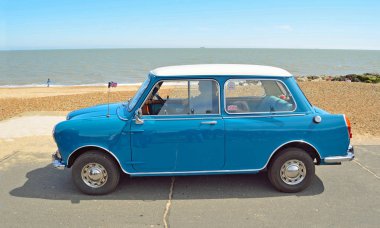 Deniz kıyısındaki klasik Riley Mini motorlu araba park.