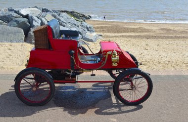  Deniz kıyısındaki Vintage 1902 Stanley Cx Buhar araba park .