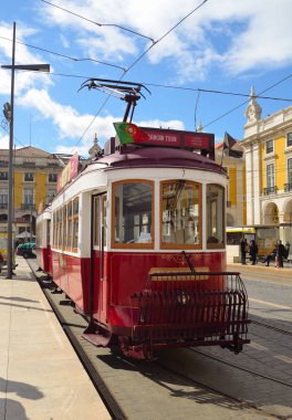  Vintage turistik gezi Tramvayda Praça do Comercio Lizbon Portekiz.
