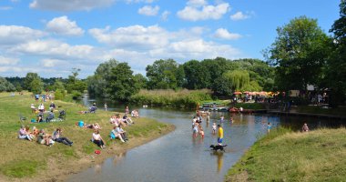  İnsanlar nehre Stour Suffolk - yaz güneş zevk Essex sınır kürek çekmeye.