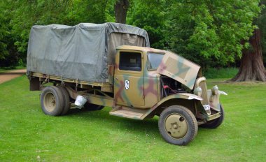  Dünya Savaşı 2 Citroen ordu kamyonu ağaçların önünde park etmiş..