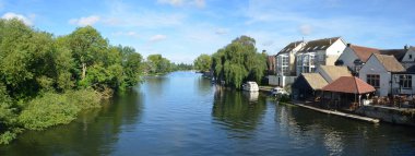  Nehir Ouse, Regatta çayır ve St Neots Cambridgeshire İngiltere nehir binalar.