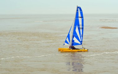  Renkli Dart 16 katamaran Yelken Felixstowe Suffolk İngiltere 2 mürettebat ile.