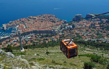 Üst arka planda Adriyatik Denizi ve eski şehir şehir wall Mount Srd. Dobruca Cable Car turistler eski şehir merkezine alır.