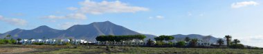 Lanzarote dağ Panorama beyaz yıkanmış Villa ve ağaçlar ile.