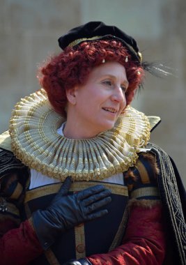 Giyimli kadın Kraliçe Elizabeth ilk yapım konuşma.