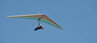  Mavi ve beyaz hang glider mavi gökyüzü arka plan ile.