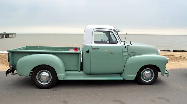 Camion Chevrolet 3100 vert et blanc classique sur la promenade en bord de mer . — Photo