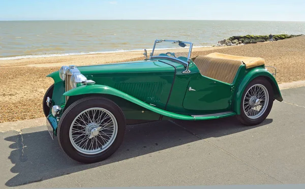Classic Green MG Coche deportivo aparcado en el paseo marítimo . — Foto de Stock