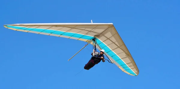 蓝色和白色悬挂式滑翔机与蓝蓝的天空背景. — 图库照片