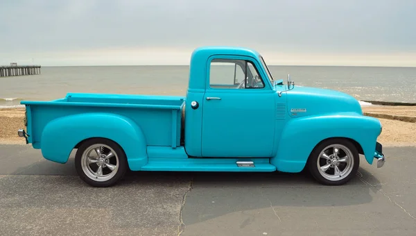 Klassieke licht blauwe Chevrolet 3100 pick-up truck op de strandboulevard met zee op de achtergrond — Stockfoto