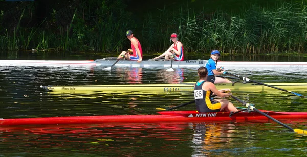 Rameurs et bateaux colorés sur la rivière Ouse à St Neots Cambridgeshire . — Photo