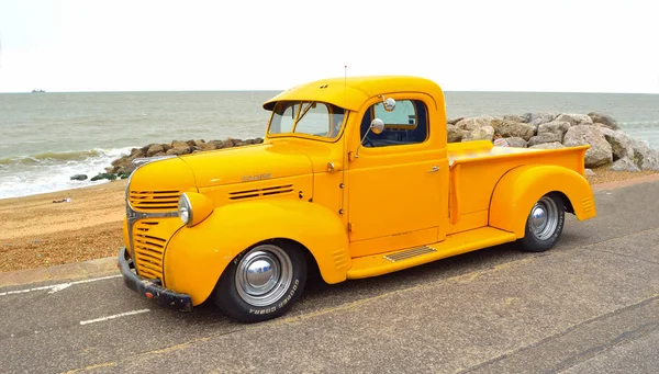 Camioneta clásica Yellow Dodge en el paseo marítimo con el mar en el fondo —  Fotos de Stock