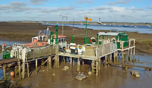 Casa flotante Vivienda en los pisos de barro cerca del estuario del río Deben Suffolk . — Foto de Stock