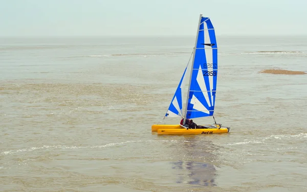 Kleurrijke Dart 16 Catamaran zeilen met 2 bemanning op Felixstowe, Suffolk, Engeland. — Stockfoto