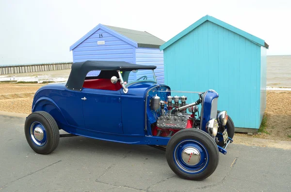 Classic Blue Hot rod stationné devant les cabanes de plage sur la promenade en bord de mer . — Photo