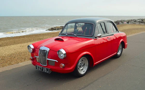 Classic Red & Black Riley 1.5 carro a motor estacionado no passeio marítimo . — Fotografia de Stock