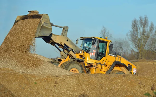 Jcb çakıl bahçede çalışma.