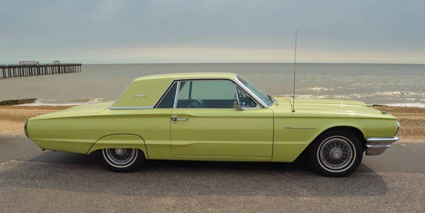 Классический автомобиль Yellow Thunderbird, припаркованный на набережной . — стоковое фото