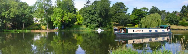 Panorama of the River Ouse at St Neots with Narrow Boat. — Stock Photo, Image