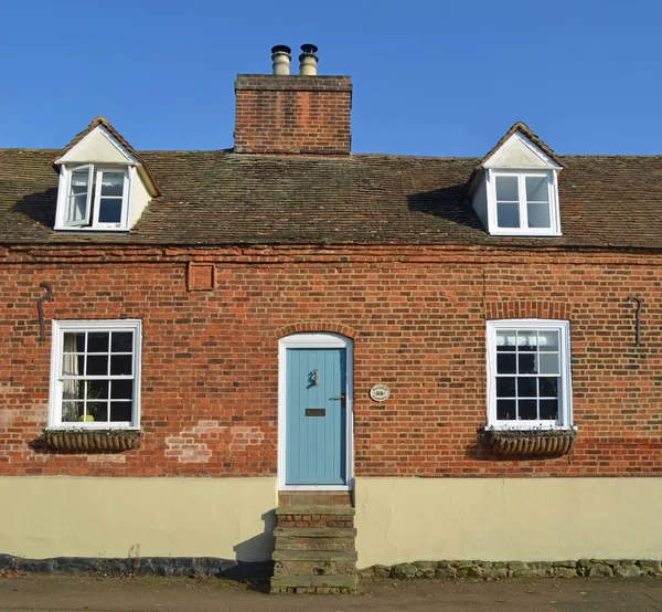 Old Cottage com degraus para uma porta da frente muito alta . — Fotografia de Stock