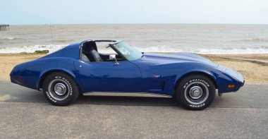  Sahil mesire üzerinde klasik mavi Chevrolet Corvette spor araba.