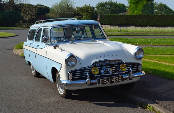  Klasik Mavi ve beyaz Ford zodyak Emlak otomobil.