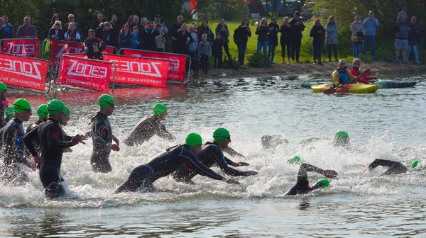 Triathlon pływaków wejście otwarte wody pływać etapie. — Zdjęcie stockowe