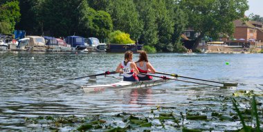 Çift Sculling nehir Ouse St Neots, üzerinde genç kadınlarda.