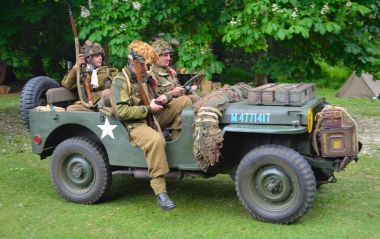  Dünya Savaşı 2 Dünya Savaşı 2 Amerikan askeri giyinmiş erkeklerle Jeep.