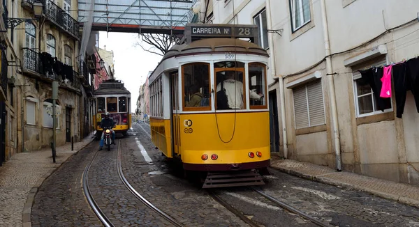 Historická tramvaj na ulicích Alfama Lisabon Portugalsko. — Stock fotografie