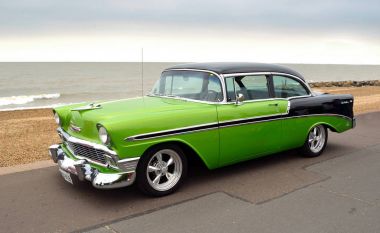  Klasik yeşil ve siyah Chevrolet Belair otomobil sahil gezinti yerinde park etti..