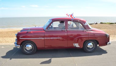  Klasik kırmızı Vauxhall Velox Motor deniz kıyısındaki tahrik ediliyor.