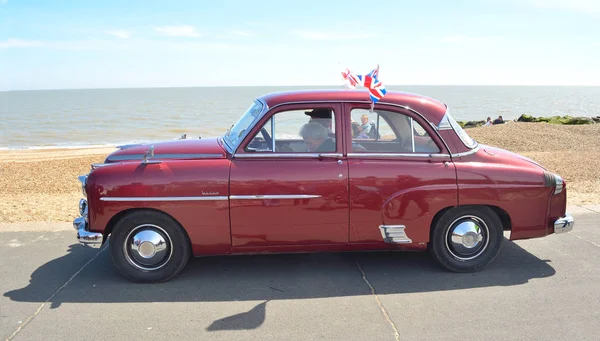 Classic Red Vauxhall Velox Motor que se conduce en el paseo marítimo . — Foto de Stock