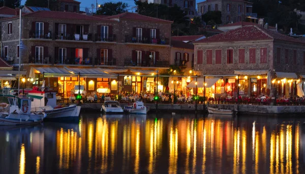 Urlauber speisen in Restaurants am Hafen molyvos Griechenland — Stockfoto