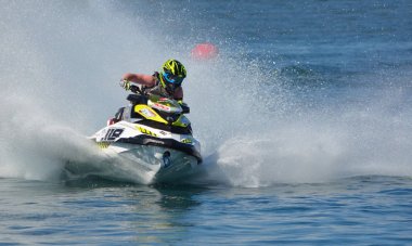  Jet Ski yarışmacısı hızla köşeye sıkışıyor ve çok fazla sprey üretiyor.
