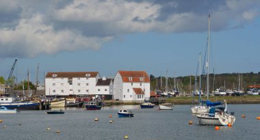 Woodbridge, Suffolk, İngiltere - 17 Nisan 2017: Nehir Deb Woodbridge Quay adlı gelgit Mill ve yatlar.