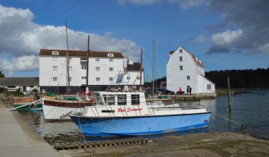 Woodbridge, Suffolk, İngiltere - 17 Nisan 2017: Nehir Deb Woodbridge Quay adlı gelgit Mill ve tekneler.