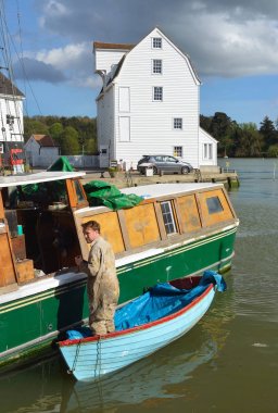 Woodbridge, Suffolk, İngiltere - 17 Nisan 2017: tekne yapan erkek gelgit değirmen içinde belgili tanımlık geçmiş ile Woodbridge Quay adlı onarır.
