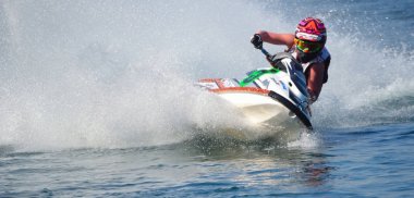 Wyboston, Bedfordshire, İngiltere - 09 Nisan 2017: Jet Ski sprey çok az oluşturma hızda viraj.