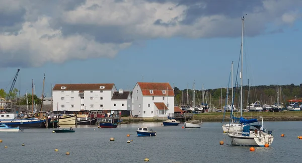 Woodbridge, Suffolk, İngiltere - 17 Nisan 2017: Nehir Deb Woodbridge Quay adlı gelgit Mill ve yatlar.