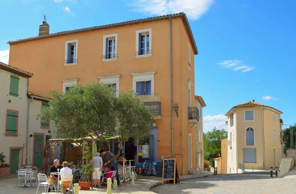 Rozet, Languedoc - Roussillon, Fransa - 12 Eylül 2013: Diners köyde restoranlarda rozetleri kare,