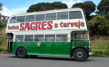 Felixstowe, Suffolk, İngiltere - 07 Mayıs 2017: Vintage yeşil çift katlı otobüs beba Sagres tarafında yazılmış bir Cerveja ile.