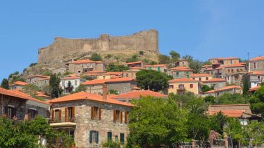 Molyvos Kalesi ve köy Kuzey Lesvos Yunanistan