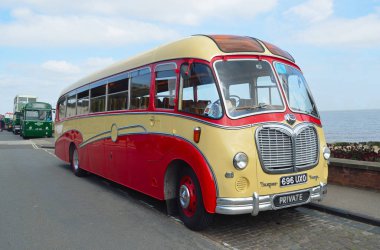 Felixstowe, Suffolk, İngiltere - 07 Mayıs 2017: Vintage Red ve krem Bedford Super Vega Koç deniz kenarında park etmiş..